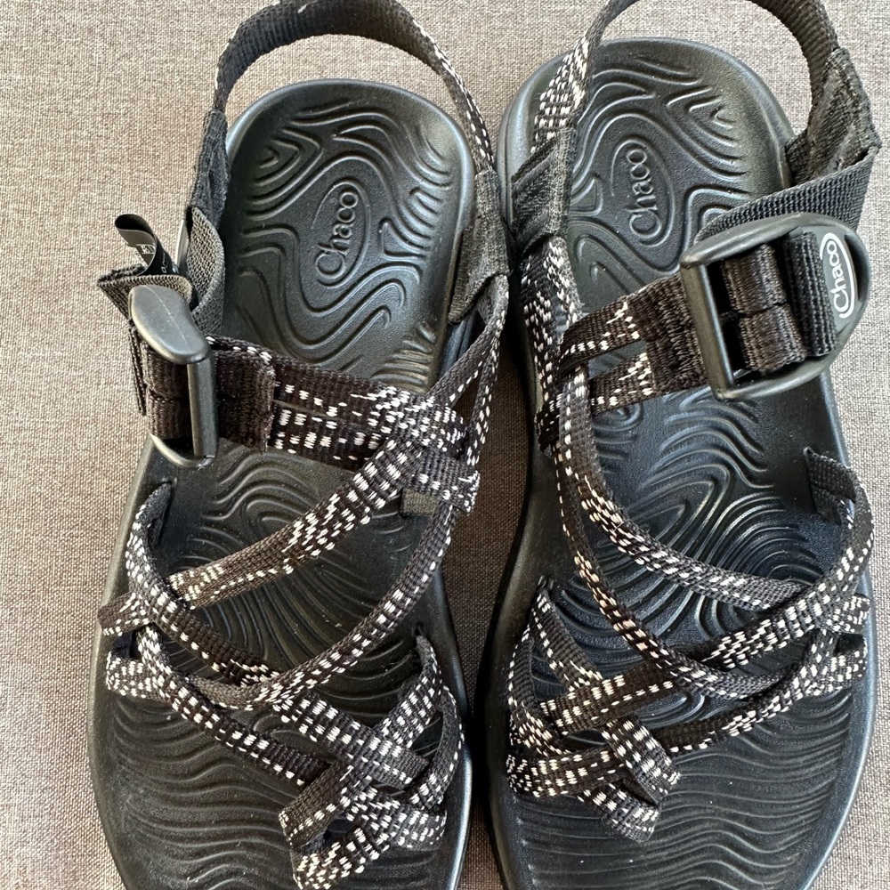 Womens Chacos sz 7